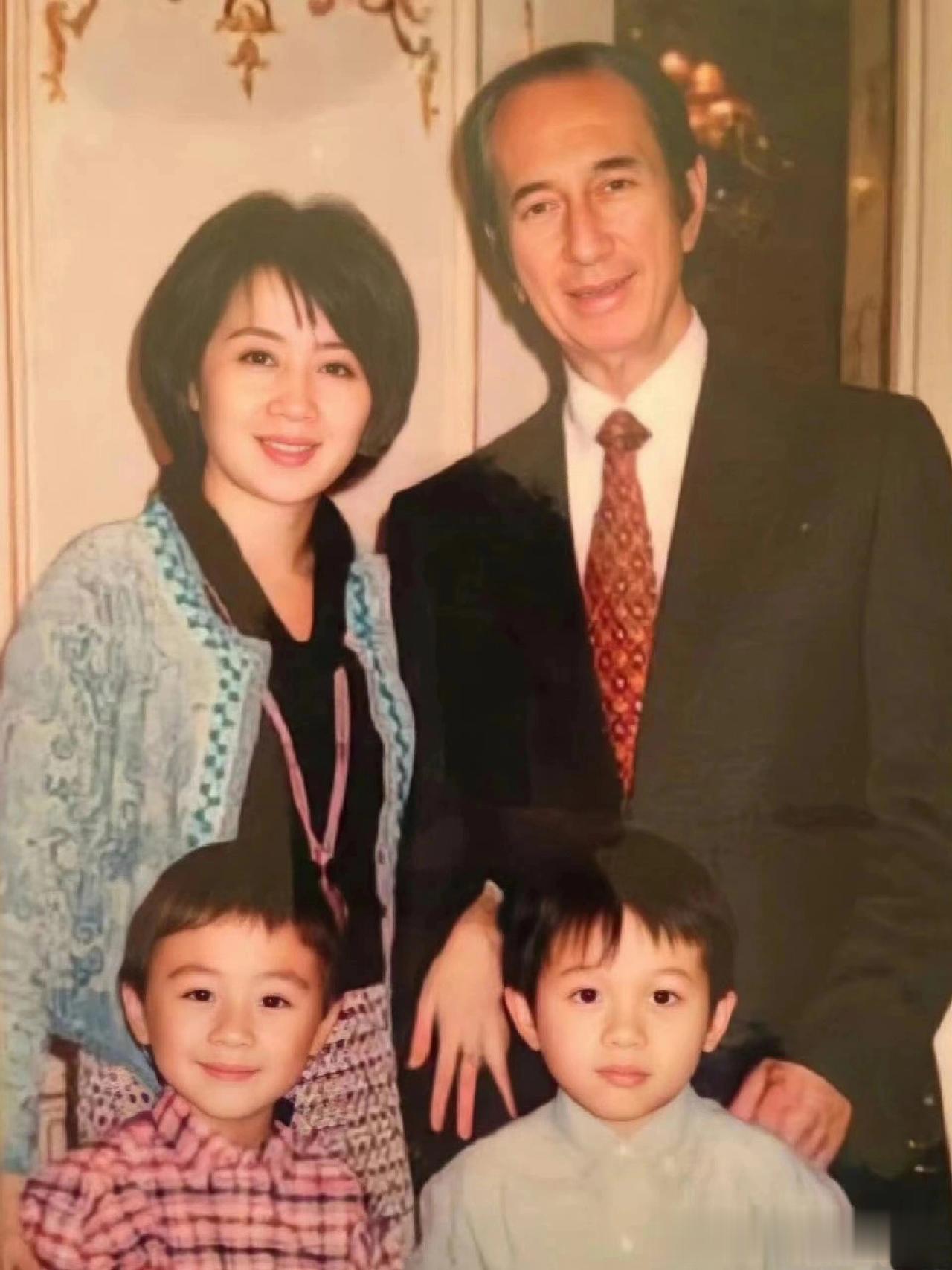 没想到何猷君和李小龙居然是表叔侄关系！因为何猷君的妈妈是何猷君爸爸的外祖母的养女