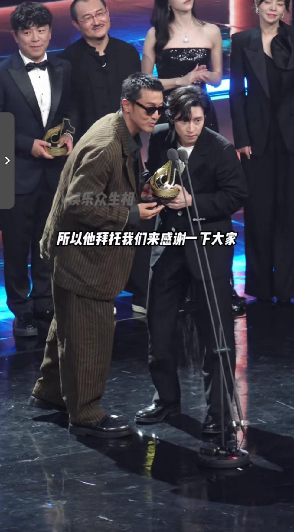 #孙阳是怕奖杯被王传君抢了吗# 真的要被王传君和孙阳这两位笑死了[笑cry]领奖