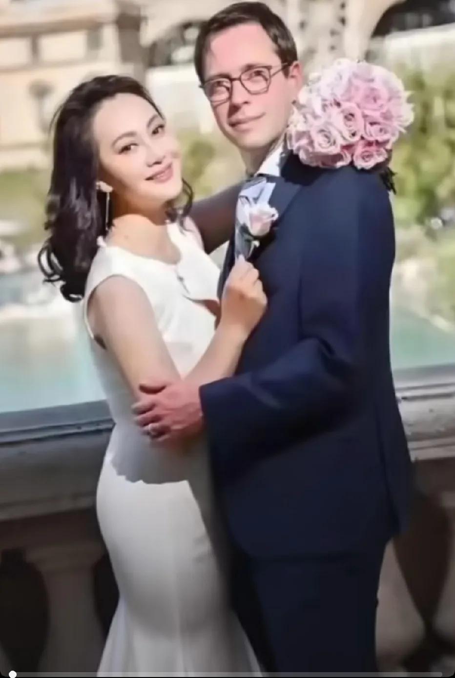 大宋佳与富豪外籍老公在比利时大婚时的留影，外籍老公比她小8岁。大宋佳是知名百花奖