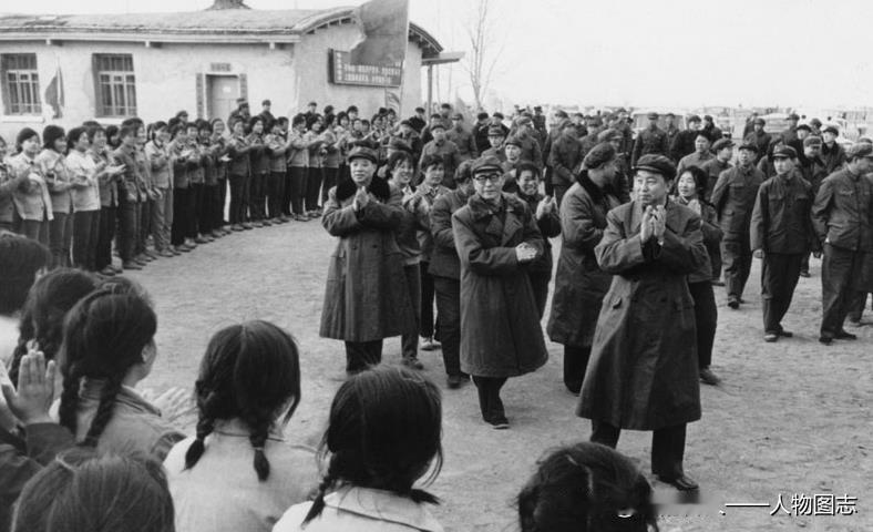 1977年4月18日，华国锋在大庆油田视察采油六部第二联合站。