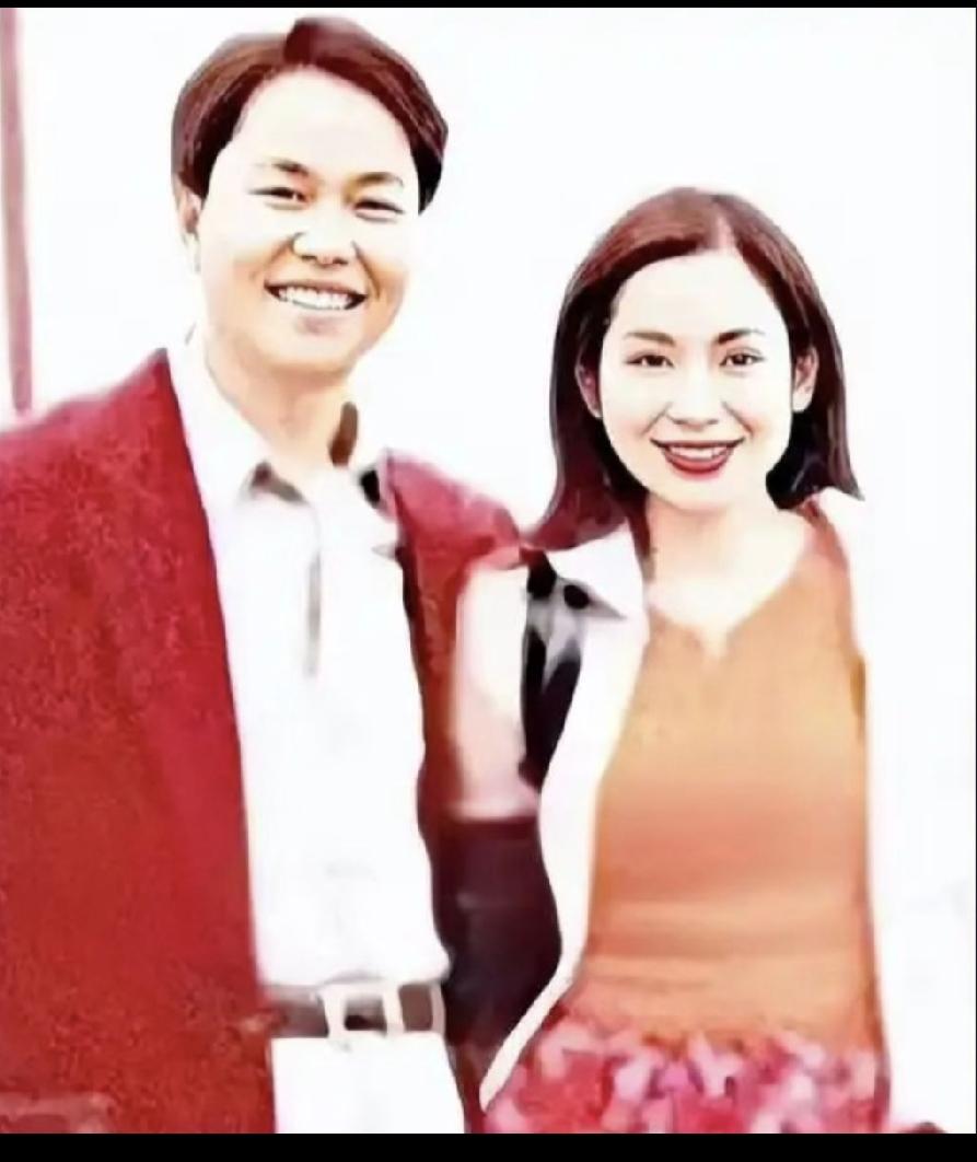 张子强出生广西玉林，四岁去随父亲过港生活，他笑起来露出八个牙齿，看起来是老人家说