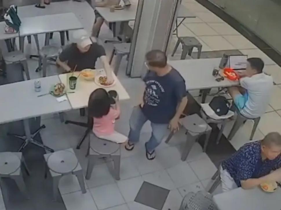 店主近70岁的老父亲路过，顺手摸了一下小女孩的头。
妈妈当即做出制止反应，随后孩