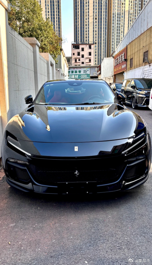 黑色法拉利Fuv的漆镜面？感觉黑色的法拉利Purosangue真是优雅呀！相较于