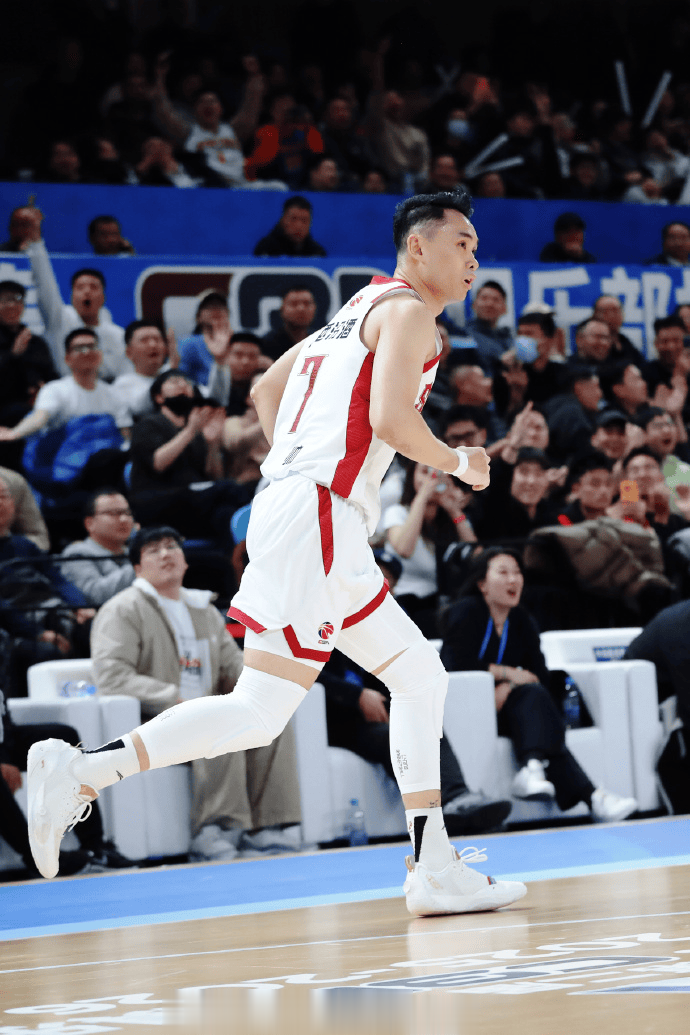 山西男篮社媒分享俱乐部杯赛场图集，球队收获两连胜