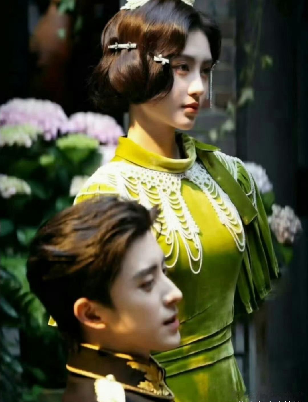 除了《万花世界》，王一栩其实还给鞠婧祎推了不少资源。现在被粉丝骂懵了吧，估计大家