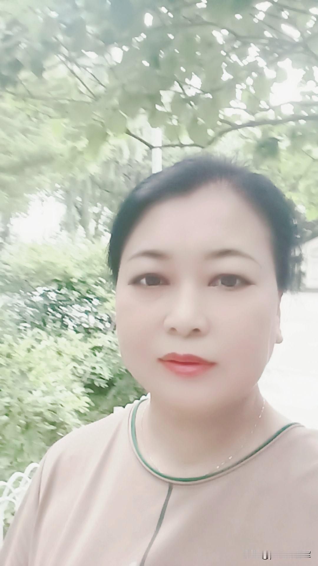 减重
不知道晚上吃啥，都三点多了，才才想起去红旗街欧亚买咸水鸭。
坐上公交车，几