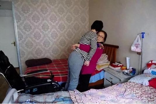 陕西，一女子遭遇重大车祸，成为植物人，婆婆照顾12年不离不弃，谁料，女子醒后，结