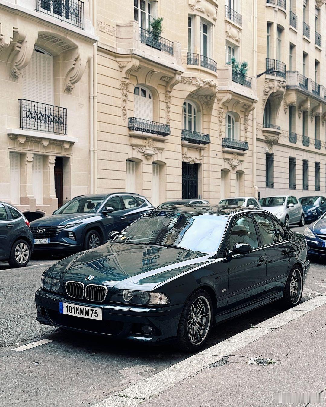 #型车街拍# 巴黎街头的宝马M5（E39），牛津绿车漆配棕色内饰，太雅致了。依然