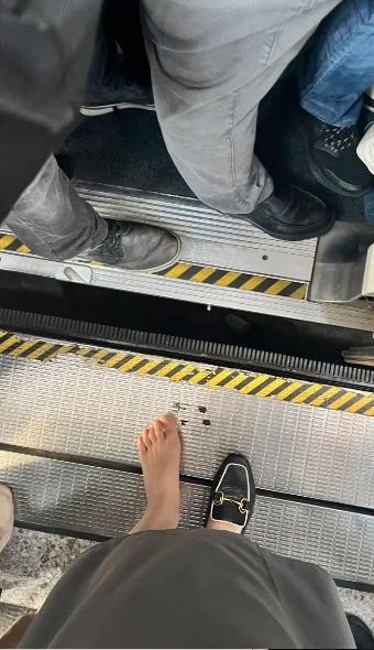 咋感觉今天人数比平时多了几倍……心口被挤疼就算了，鞋还掉了一只！
光着脚找了半天