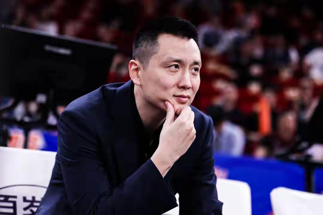 上海男篮先胜北京队迎来半决赛开门红，福格季后赛经验最多，卢伟让他第四节关键比赛可