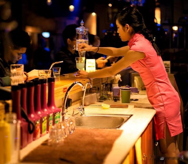 吉林延边，51岁男子张明在酒吧喝酒，见女子许红漂亮便上前搭讪邀其共饮，被拒后觉得