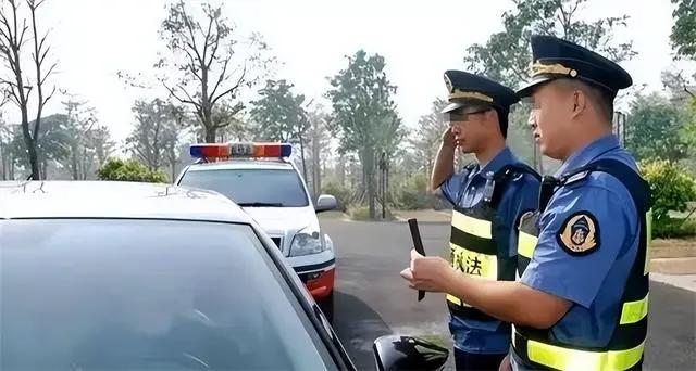 "这就是随便捎人的结果！"贵州六盘水，男子开车顺路搭了一位老乡进城，没有收钱，谁