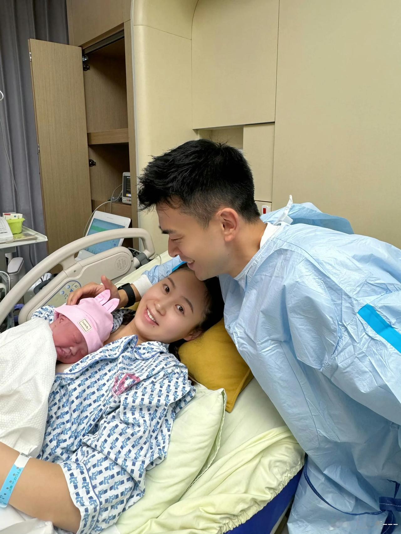 #郑思维给女儿取名七月#👶#郑思维女儿出生# ​
11月1日，@郑思维--- 
