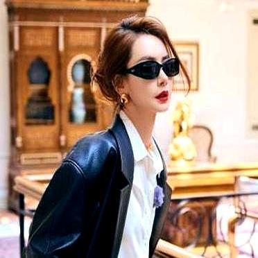 花大几千买当季网红款，穿出门还被说土的，直接抄戚薇的作业就行。
 
她被称作穿搭