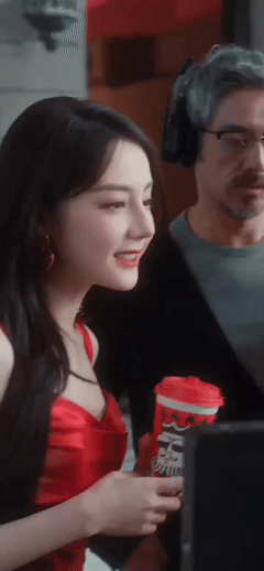 迪丽热巴的幸运哲学 今天是被热巴红裙硬控的一天！微微侧头对镜明媚甜笑，红唇配上清