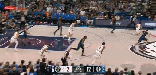 状元之威！弗拉格把掘金篮筐砸歪了！
在今天NBA常规赛独行侠对阵掘金的首节比赛中