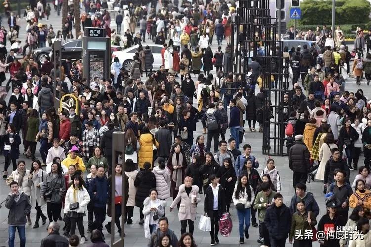 重庆，魔幻之城
有汹涌人潮
也有荒废工厂
綦江区深山里
藏着原双溪机械厂
即14