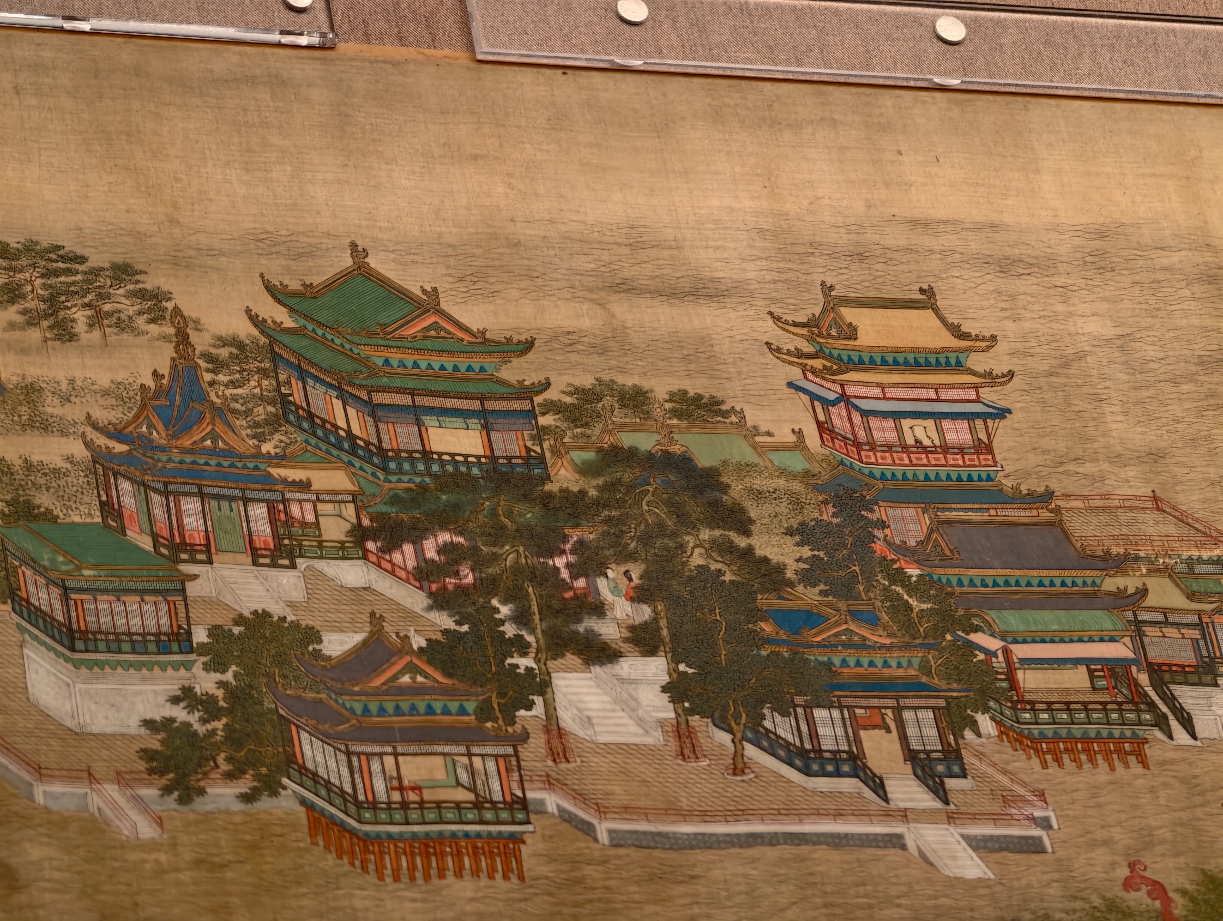 今天开i6出去转转，苏州博物馆凑个热闹，锻炼美商，从小做起。苏博门口这条果冻河，