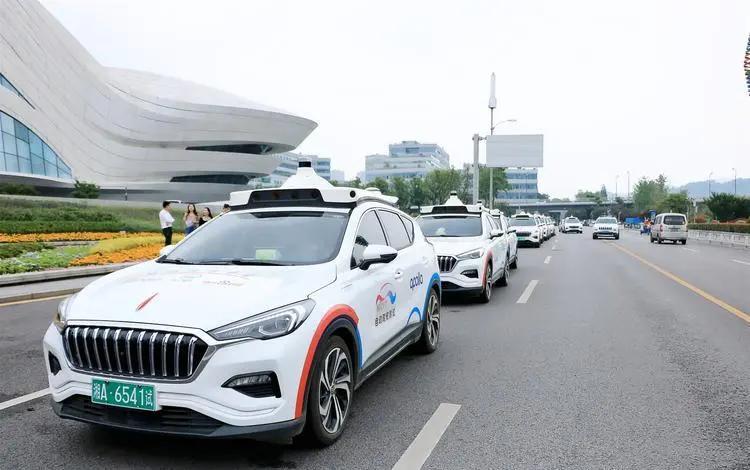 【全运会首次由无人驾驶车参与火炬传递】
11月2日，第十五届全运会火炬传递同时在