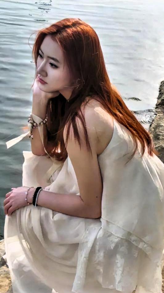 下联：流水绘画峰为笔，对上联：浮云题字天作纸，二者共性都是气势磅礴，给人一种好高