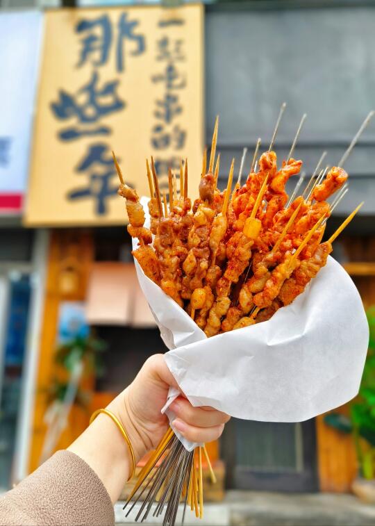 青岛穷鬼快乐屋！1r一串小烧烤…