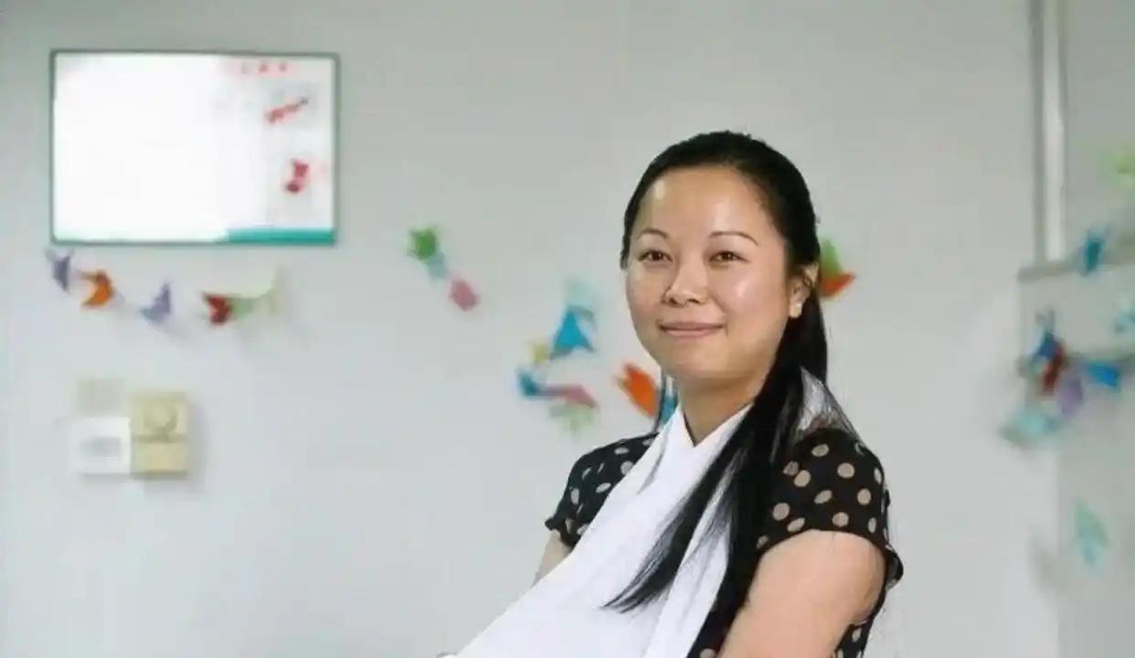 2011年，杭州2岁女童从10楼掉落，1女子徒手将她接住，女子的左臂因此断成3截