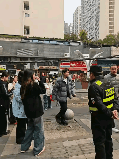 11月29日草莓熊现身成都混团现场！[大笑][鼓掌]
草莓熊今天现身成都混团现场