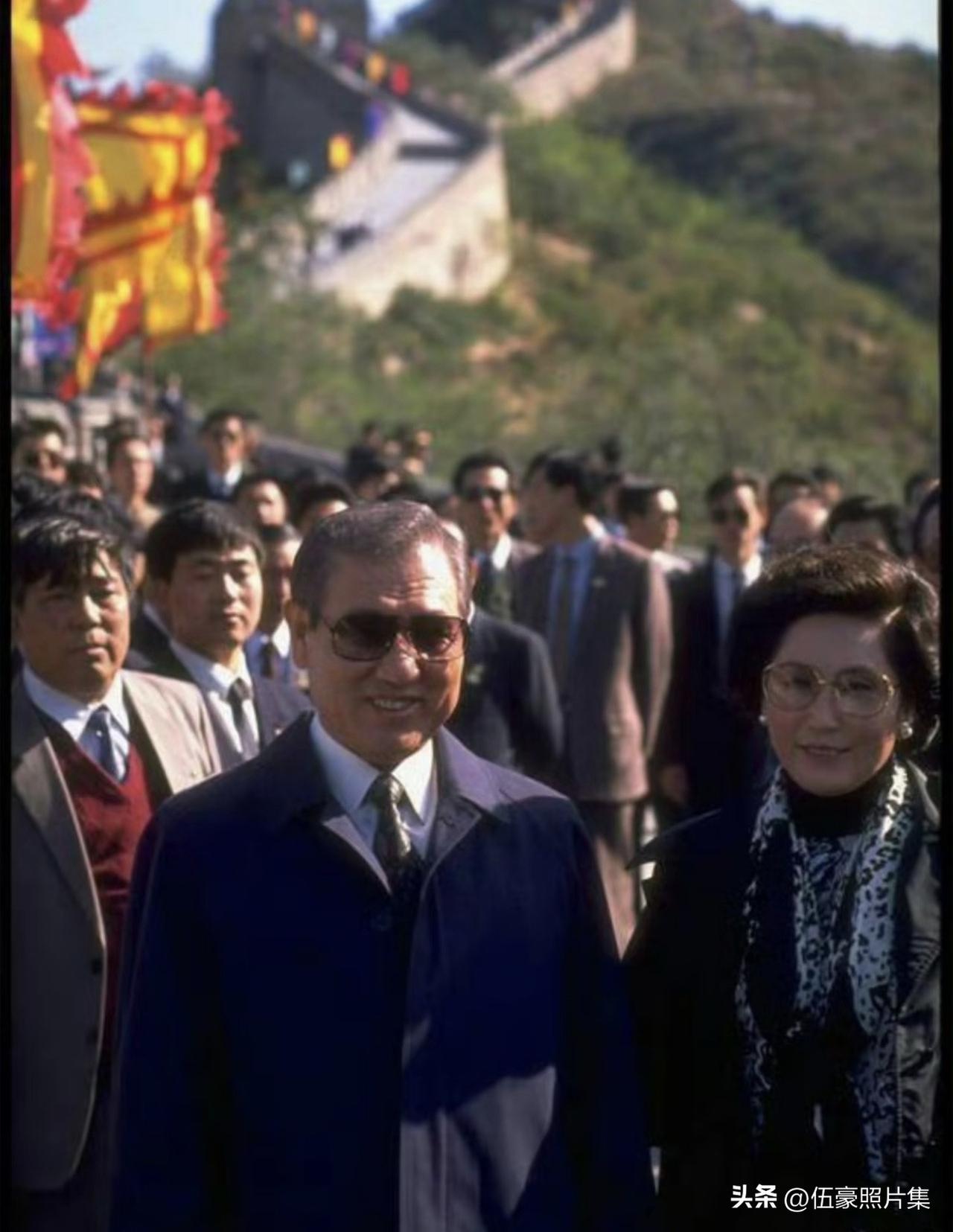 1992年，时任韩国总统卢泰愚访华期间，和夫人游览长城的老照片。值得一提的是，卢