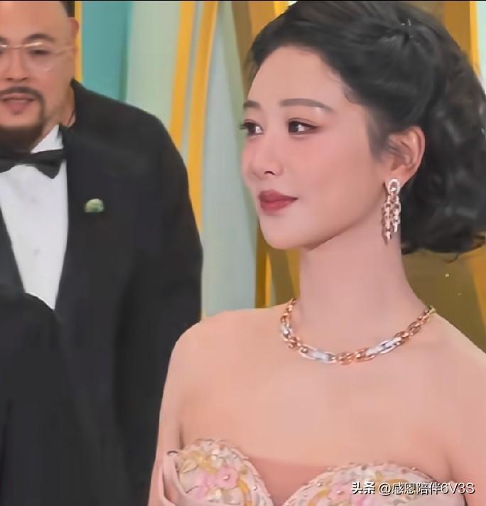 看了半天都没敢认，这竟然是杨紫？我又翻回去仔细瞧了好几眼，愣是一点儿小雪的影子都