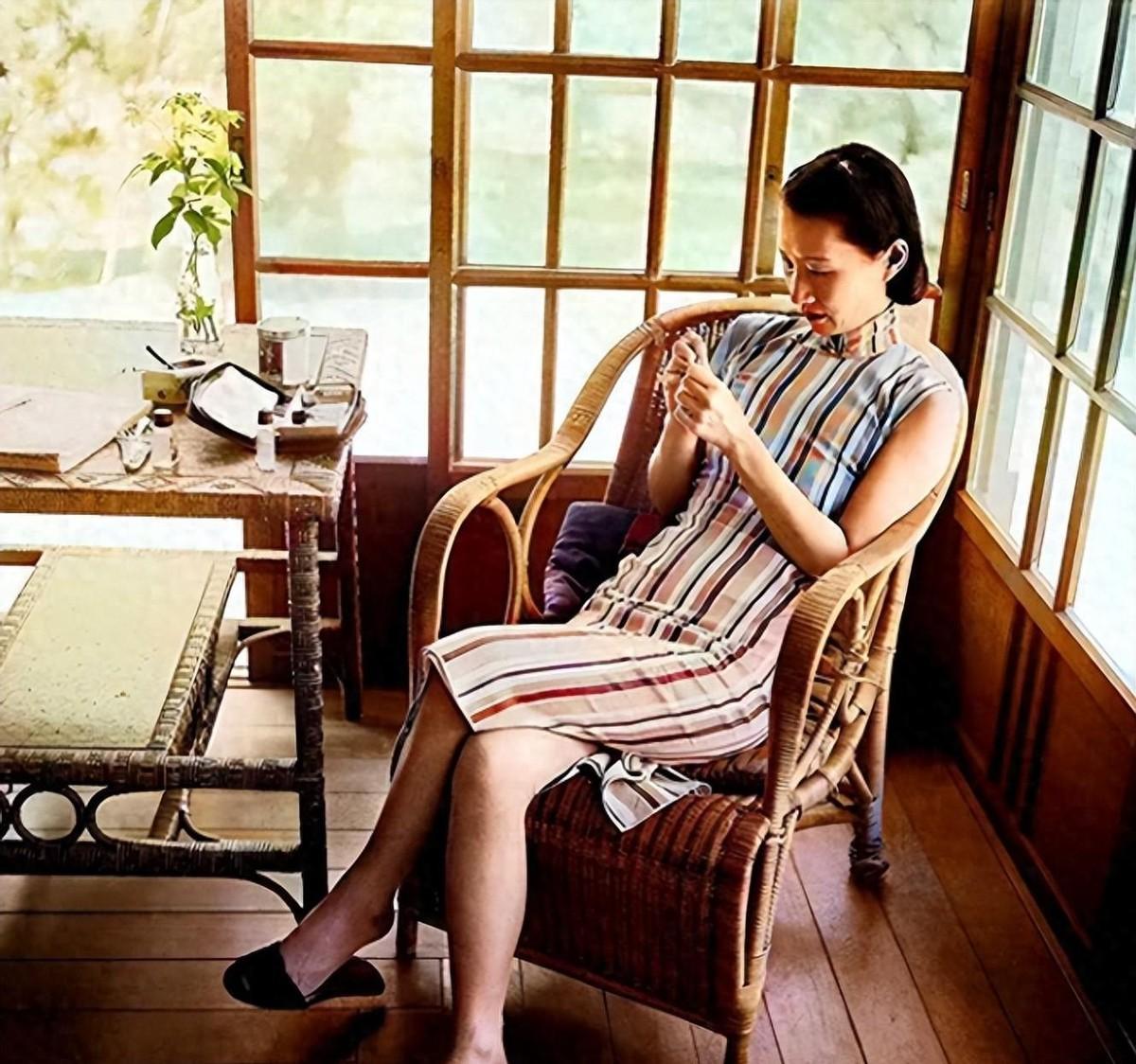 赵一荻的美丽有多惊艳？1955年她在台湾的留影展现43岁依然风采卓然气质极佳
1