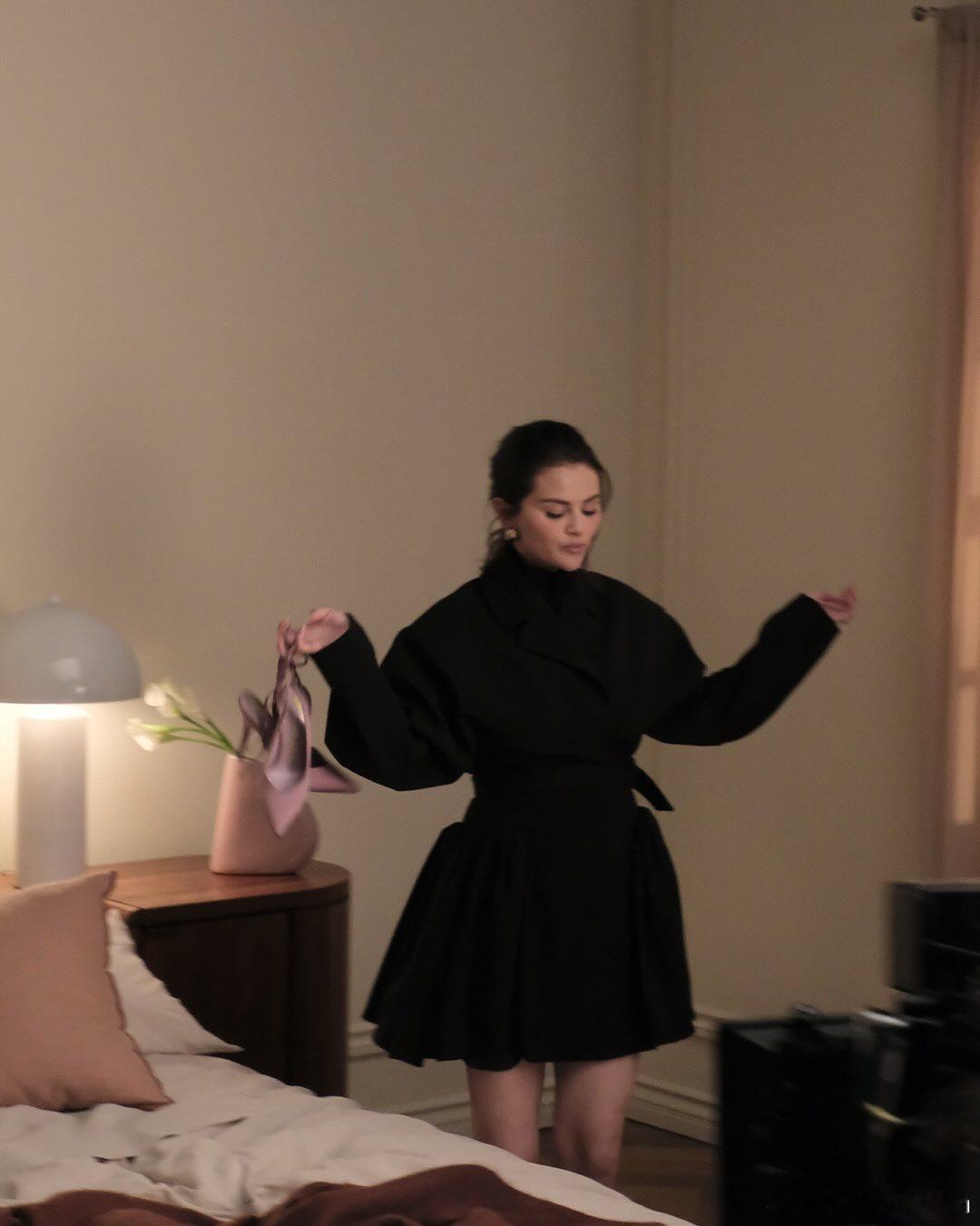 Selena Gomez赛琳娜戈麦斯为自家rare beauty Rare Ea