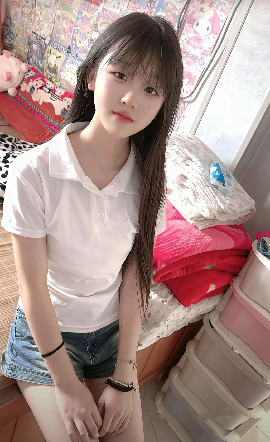 看着我的宝贝女儿，一天天悄然长大
 
时光悄无声息地流淌，曾经那个总爱黏在我身边
