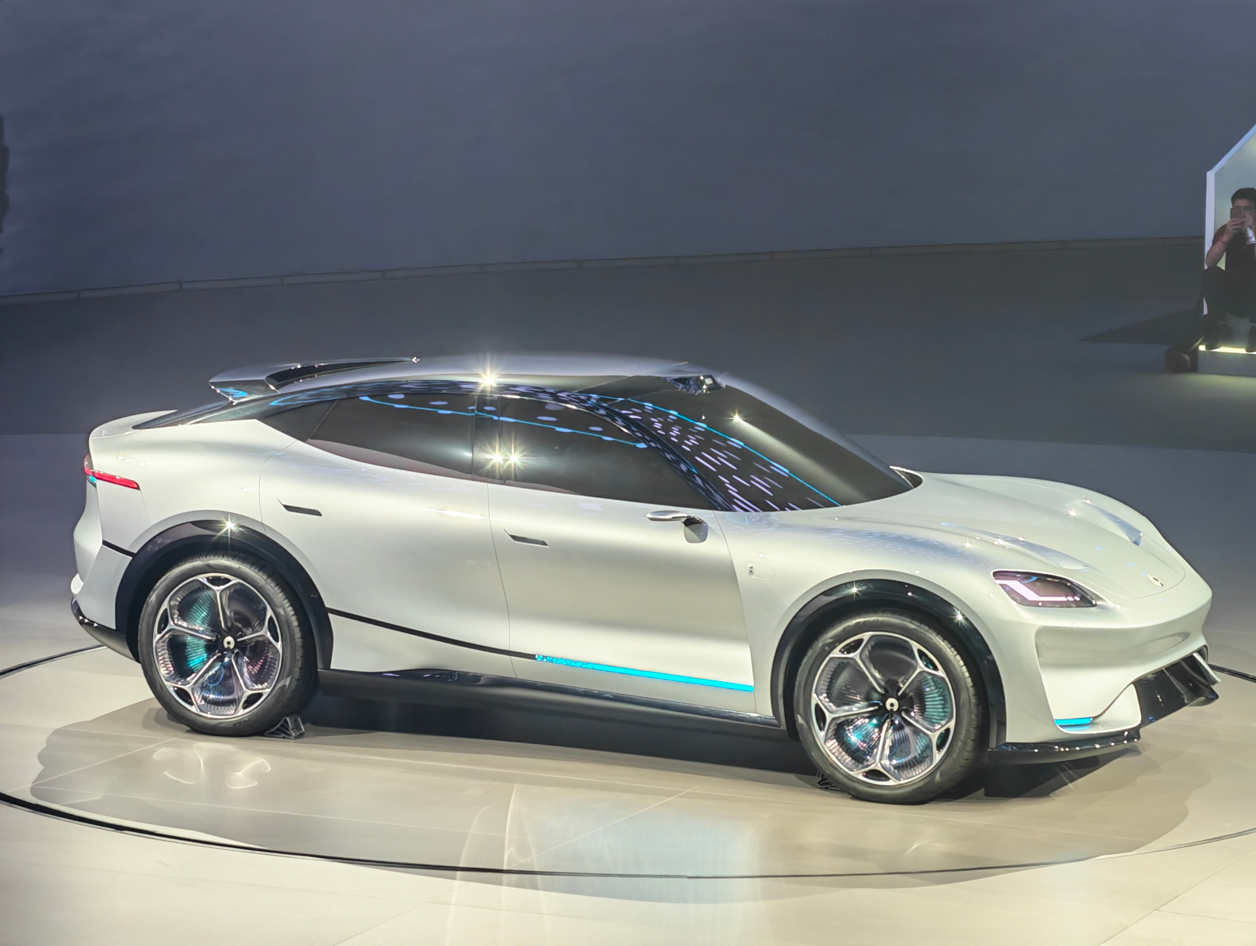 AIVA 首款概念车来了，除了官图，样车直接空降现场，车辆外观确实很有运动风格！