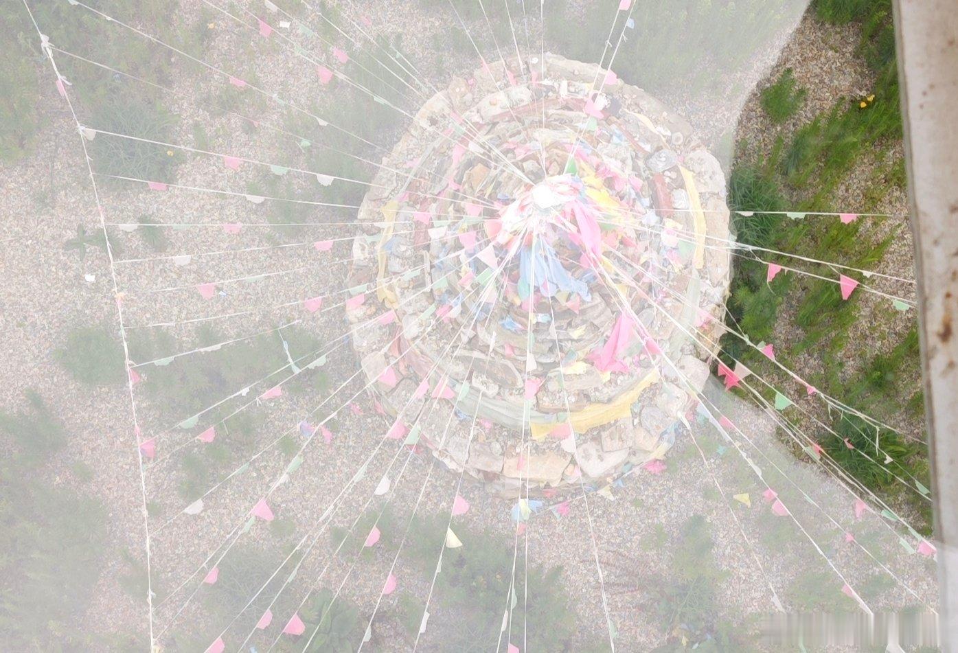 玻璃桥下面的经幡 