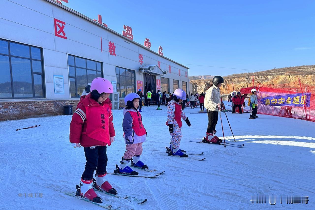 《周日相约九龙山滑雪场：畅享冰雪之乐》

      今天周日受朋友之约一起去九