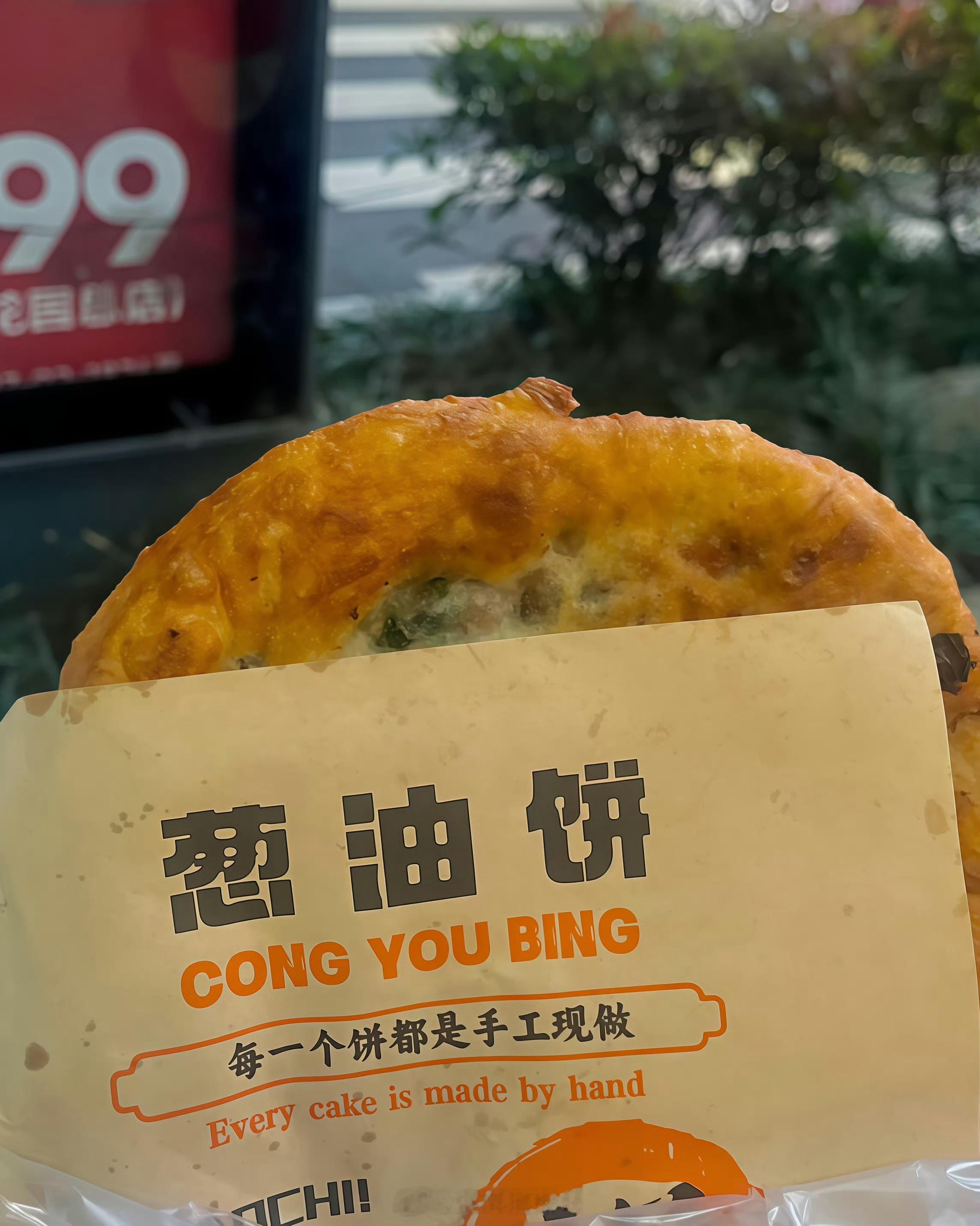 总和我哭穷干嘛 没钱就去抢啊 趁年轻还能早点放出来 ​​​