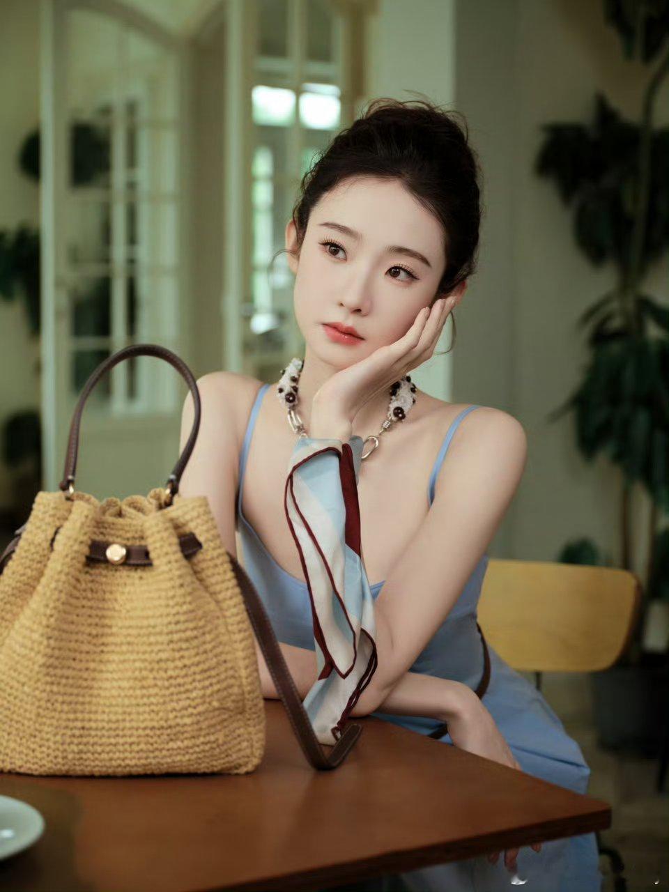 张艺凡穿高跟鞋在商场滑冰张艺凡光鲜亮丽的背后是搞笑女 张艺凡真的挺漂亮的，路透中