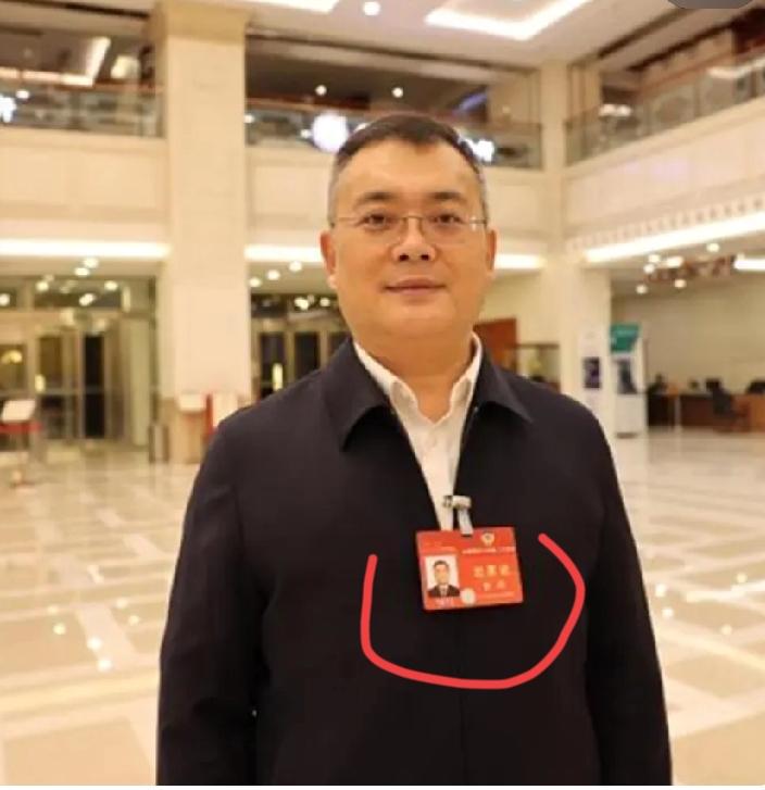 10月16日，福耀玻璃发布公告：
曹德旺卸任董事长，
由其子曹晖接任，
他留任董