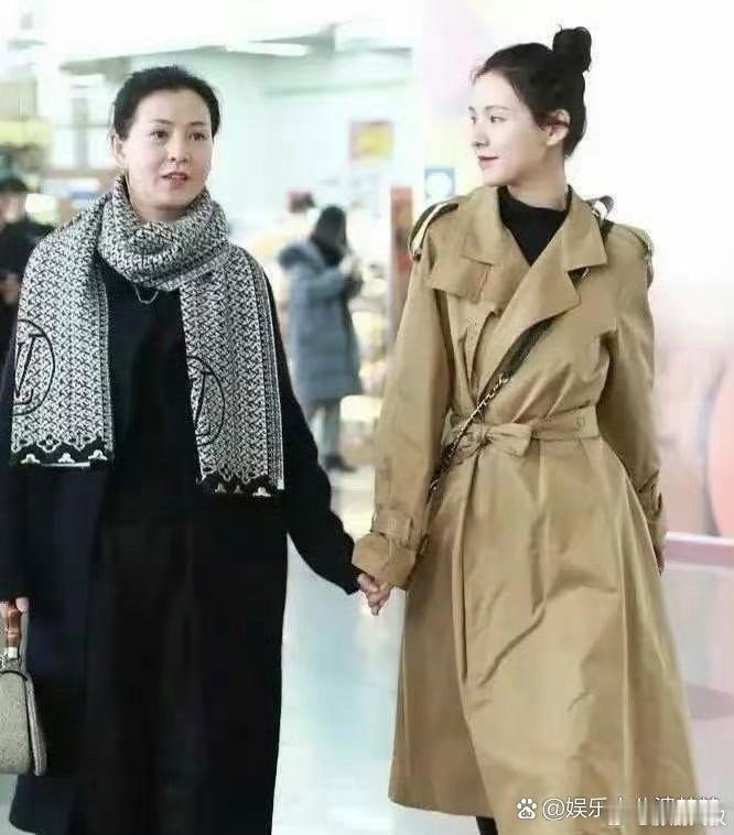 大家总说女儿随爹，没想到张予曦和她妈的样子简直一模一样！ 
