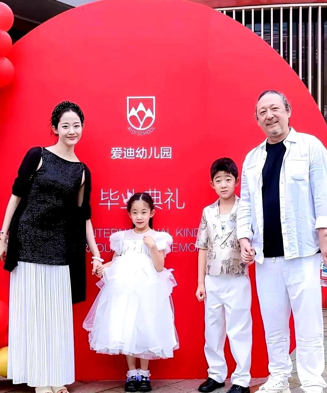 你说现在的小姑娘又年轻又漂亮，怎么都喜欢嫁给老头啊？
三宝顶着花白头发陪娇俏妻子
