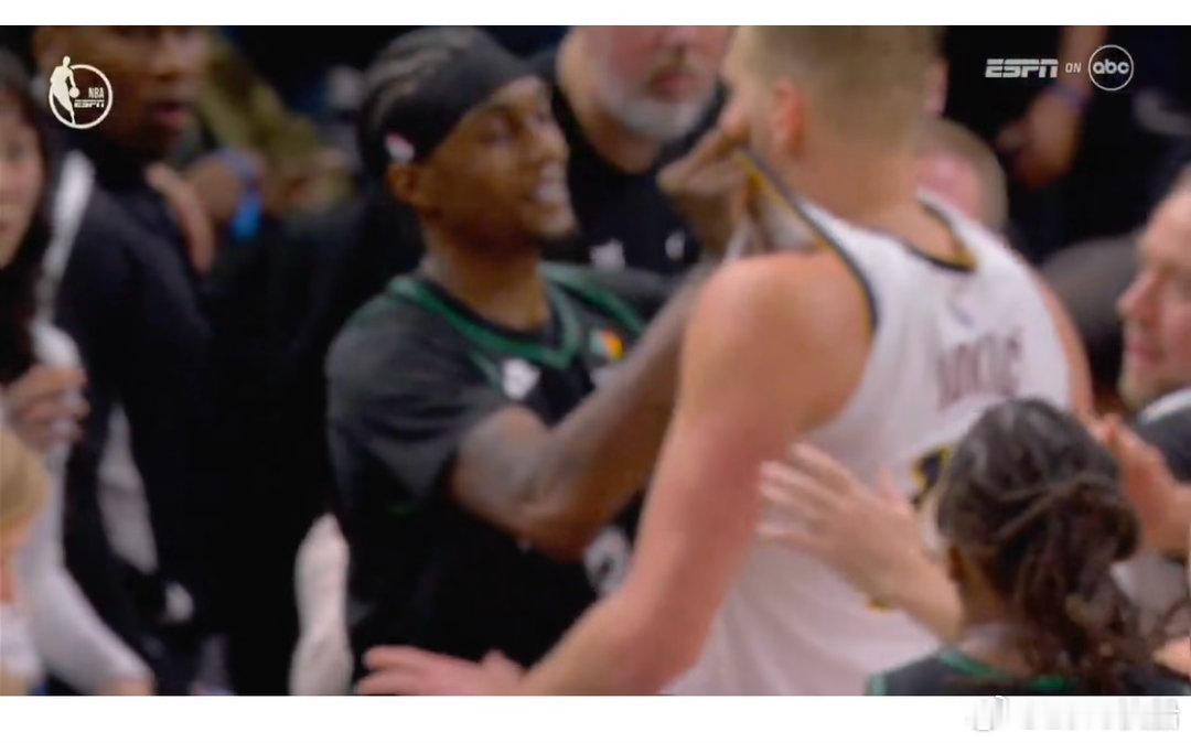 NBA官方宣布，约基奇￼因参与场上冲突被罚50000美元，兰德尔￼因同样的原因被