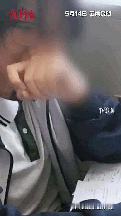 近日，云南昆明一名初中女生的举动引发关注：她在自习课上用十分钟，将一堆旧笔搭成了