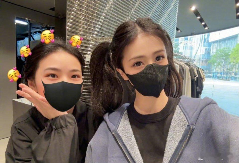 网友上班偶遇白鹿双马尾白鹿被路人偶遇合影 我的妈耶！！这是什么神仙运气啊！上班居