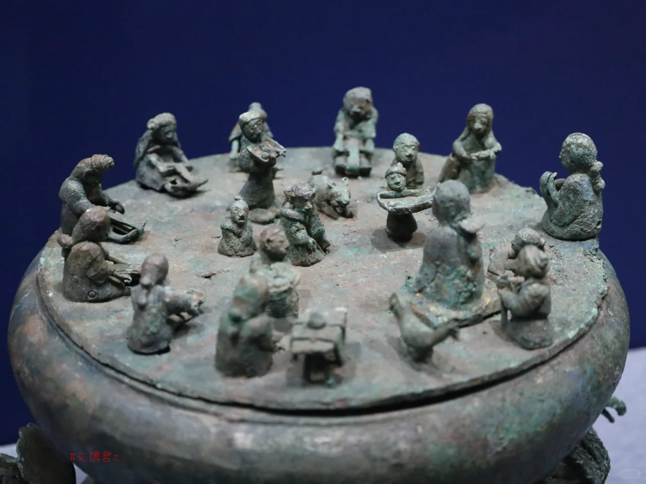 纺织场景青铜贮贝器，数一数，18个人