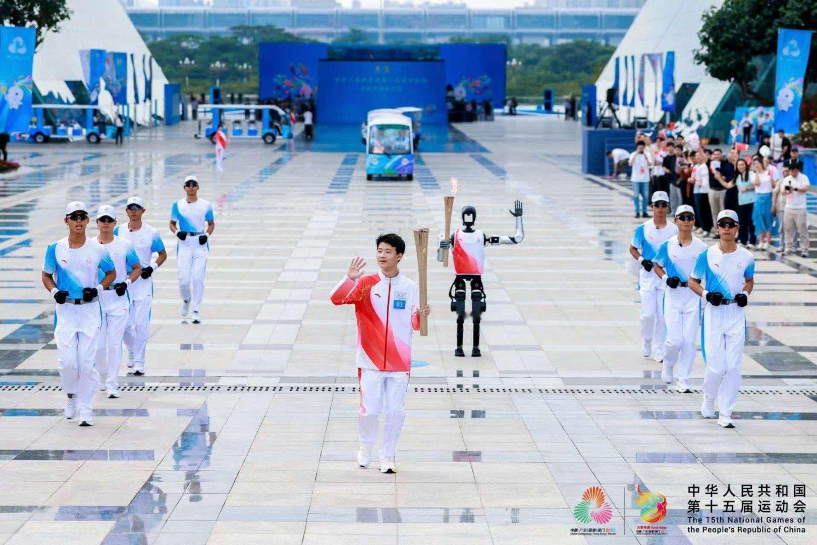 十五运火炬传递：一场从深海到云端的科技盛宴从南海1522米深海“燃冰成炬”，到四