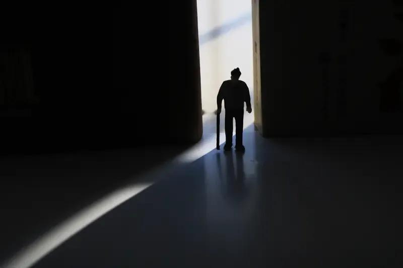 年轻人为什么不给老人让座？ 年轻人为何不给老人让座？如今，不少人对此深感疑惑。实