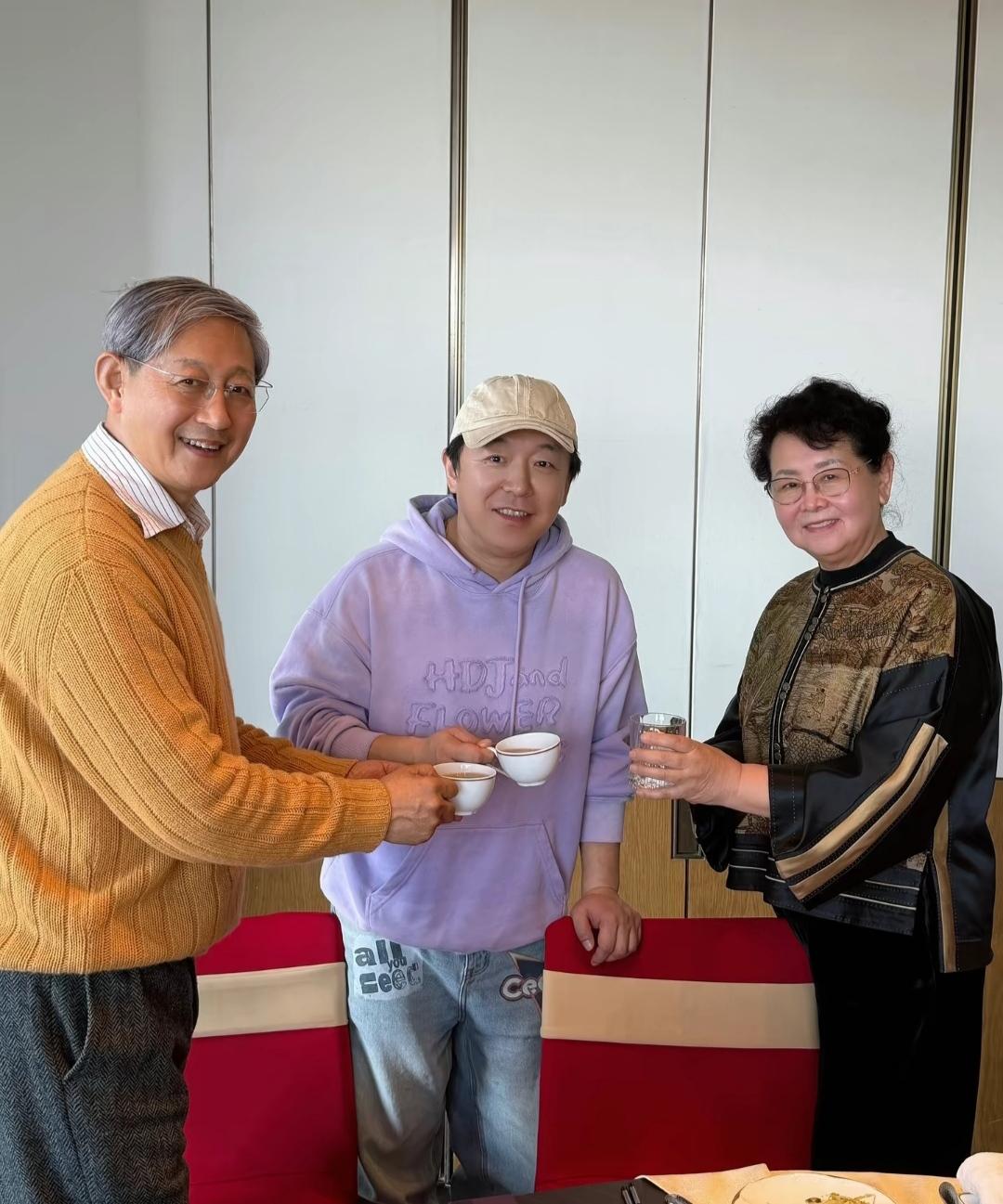 明星回家也得守规矩，51岁的黄渤大年初二，带老婆回青岛娘家过年。

饭桌上摆了不