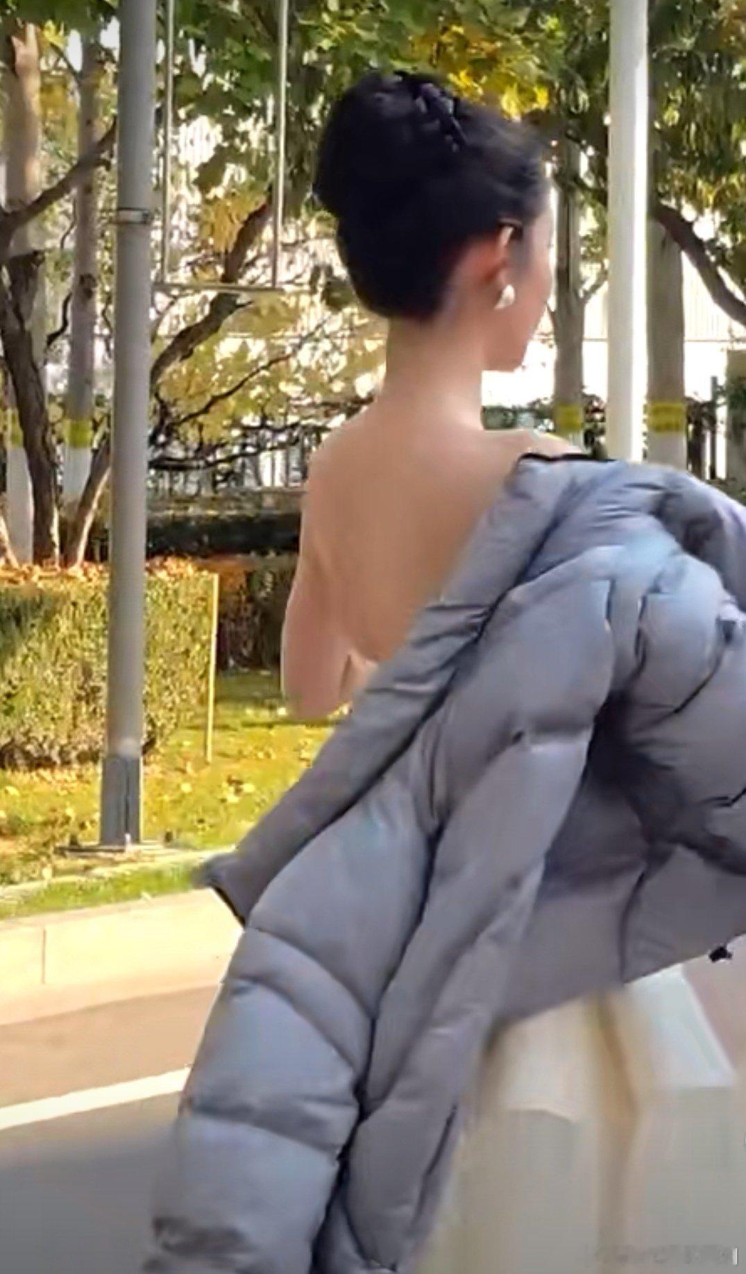 王玉雯公主裙是工作羽绒服是生活王玉雯的穿搭好有态度！公主裙展现职业风采，羽绒服拥