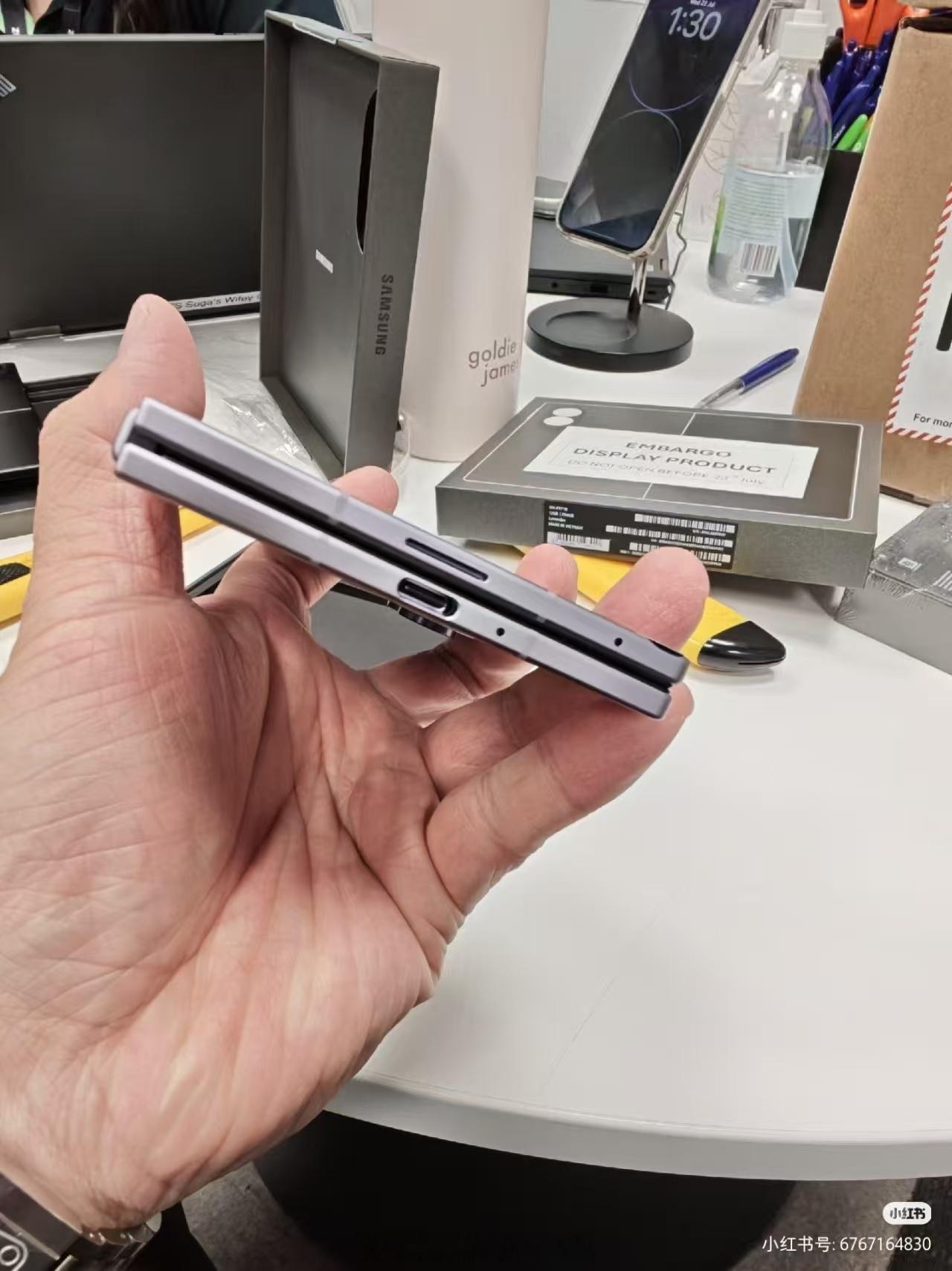 三星 Galaxy Z Fold8，第一款安卓阔折叠的真机上手图来了，折痕和 G
