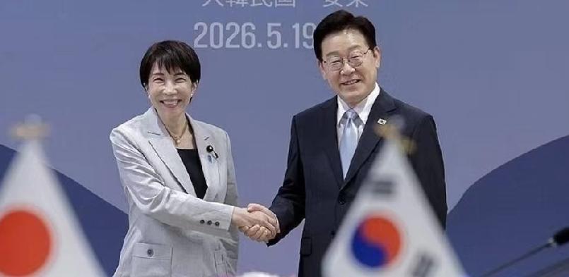 高市早苗访韩红毯铺满机场，日本网友说“比见中国还隆重”，可为啥越热闹越像演戏？